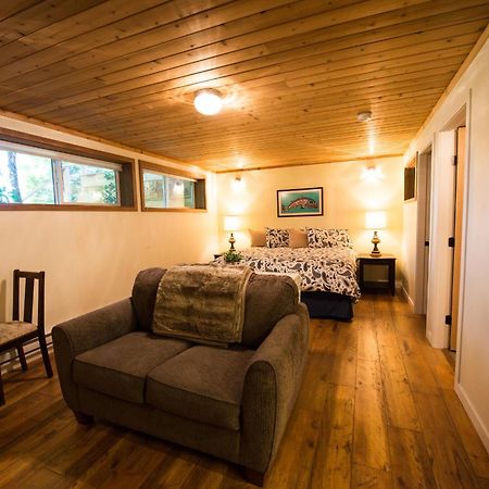 Skeena River House Bed & Breakfast Terrace Exterior foto