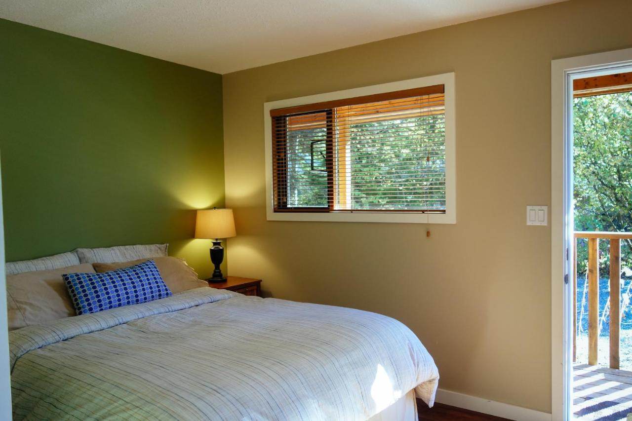 Skeena River House Bed & Breakfast Terrace Exterior foto
